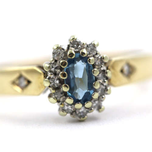 PRETTY ENGLISH TOPAZ AND DIAMOND 9CT YELLOW GOLD RING. 375. *JEWELLER`S EVALUATION R14`000*