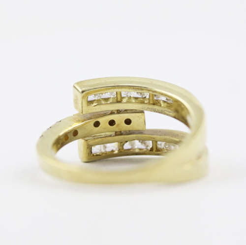 STRIKING VINTAGE CROSSOVER 9CT YELLOW GOLD CUBIC ZIRCONIA RING *JEWELLER`S EVALUATION R16`000*