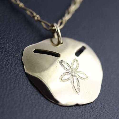 PRETTY 9CT YELLOW GOLD SAND DOLLAR PENDANT ON A 42CM CHAIN. *JEWELLER EVALUATION R8`000*