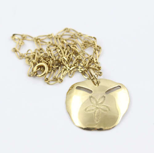PRETTY 9CT YELLOW GOLD SAND DOLLAR PENDANT ON A 42CM CHAIN. *JEWELLER EVALUATION R8`000*