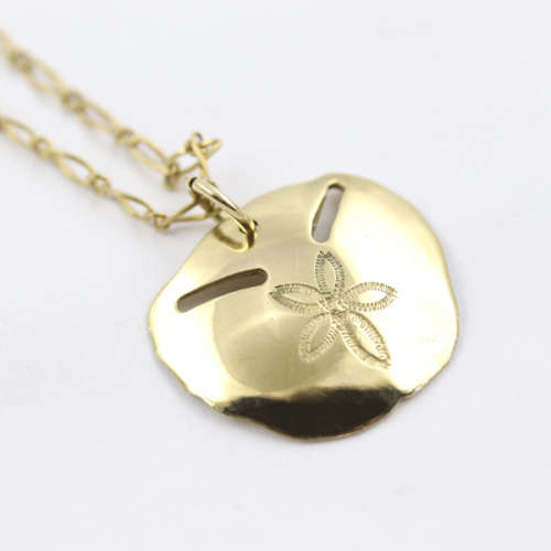 PRETTY 9CT YELLOW GOLD SAND DOLLAR PENDANT ON A 42CM CHAIN. *JEWELLER EVALUATION R8`000*