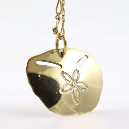 PRETTY 9CT YELLOW GOLD SAND DOLLAR PENDANT ON A 42CM CHAIN. *JEWELLER EVALUATION R8`000*