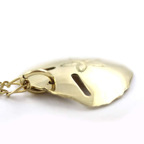 PRETTY 9CT YELLOW GOLD SAND DOLLAR PENDANT ON A 42CM CHAIN. *JEWELLER EVALUATION R8`000*