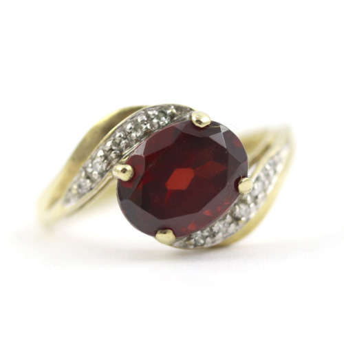 CLASSICALLY ELEGANT GARNET AND DIAMOND 9CT YELLOW GOLD RING. 375. * JEWELLER EVALUATION R13`500 *