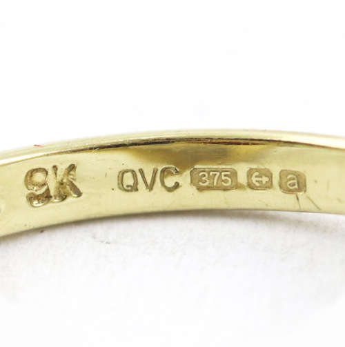 CLASSICALLY ELEGANT GARNET AND DIAMOND 9CT YELLOW GOLD RING. 375. * JEWELLER EVALUATION R13`500 *