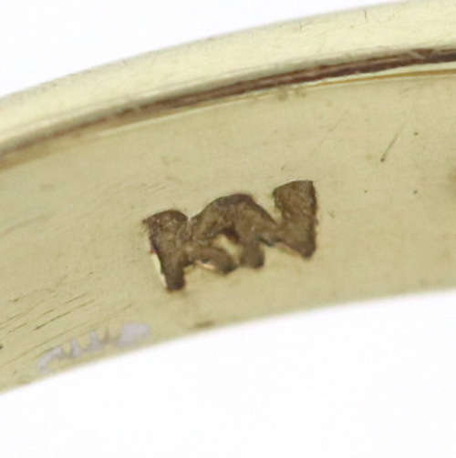 CLASSICALLY ELEGANT GARNET AND DIAMOND 9CT YELLOW GOLD RING. 375. * JEWELLER EVALUATION R13`500 *