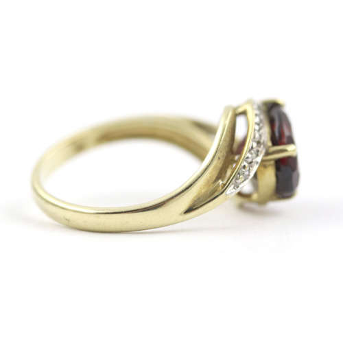 CLASSICALLY ELEGANT GARNET AND DIAMOND 9CT YELLOW GOLD RING. 375. * JEWELLER EVALUATION R13`500 *