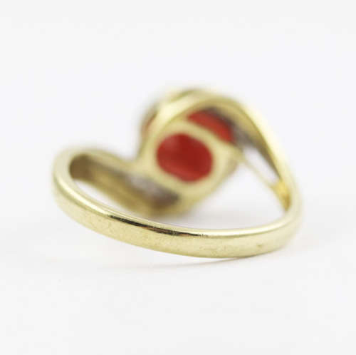 CLASSICALLY ELEGANT GARNET AND DIAMOND 9CT YELLOW GOLD RING. 375. * JEWELLER EVALUATION R13`500 *