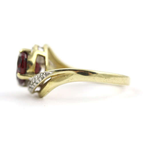 CLASSICALLY ELEGANT GARNET AND DIAMOND 9CT YELLOW GOLD RING. 375. * JEWELLER EVALUATION R13`500 *