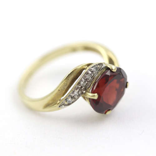 CLASSICALLY ELEGANT GARNET AND DIAMOND 9CT YELLOW GOLD RING. 375. * JEWELLER EVALUATION R13`500 *