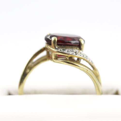 CLASSICALLY ELEGANT GARNET AND DIAMOND 9CT YELLOW GOLD RING. 375. * JEWELLER EVALUATION R13`500 *