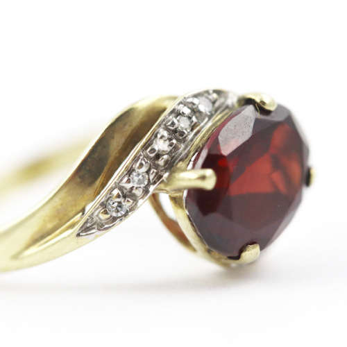CLASSICALLY ELEGANT GARNET AND DIAMOND 9CT YELLOW GOLD RING. 375. * JEWELLER EVALUATION R13`500 *