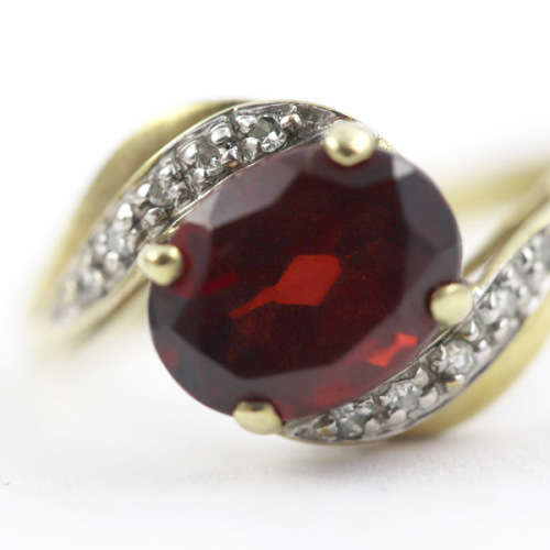 CLASSICALLY ELEGANT GARNET AND DIAMOND 9CT YELLOW GOLD RING. 375. * JEWELLER EVALUATION R13`500 *