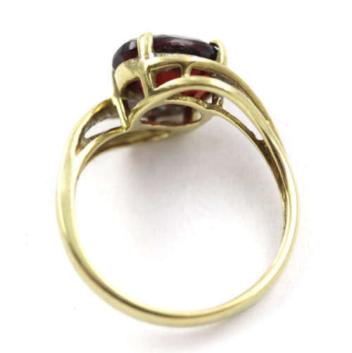 CLASSICALLY ELEGANT GARNET AND DIAMOND 9CT YELLOW GOLD RING. 375. * JEWELLER EVALUATION R13`500 *