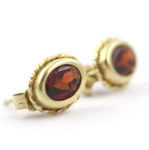 ELEGANT VINTAGE OVAL CUT GARNET 10K YELLOW GOLD STUD EARRINGS. 375. DAINTY!