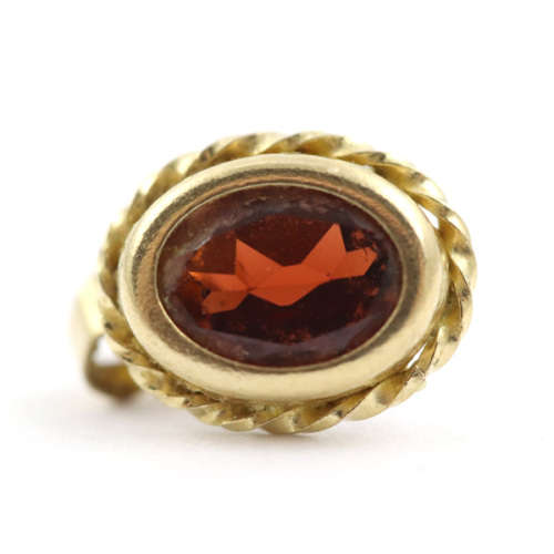 ELEGANT VINTAGE OVAL CUT GARNET 10K YELLOW GOLD STUD EARRINGS. 375. DAINTY!
