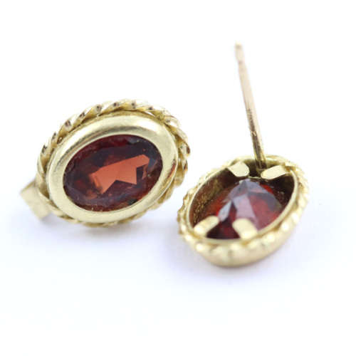 ELEGANT VINTAGE OVAL CUT GARNET 10K YELLOW GOLD STUD EARRINGS. 375. DAINTY!