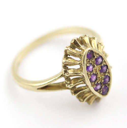 UNUSUAL AMETHYST 9CT YELLOW GOLD RING WITH DECORATIVE OPENWORK FRAME. 375. ASSAY MARK.