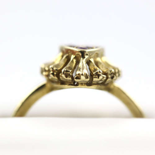 UNUSUAL AMETHYST 9CT YELLOW GOLD RING WITH DECORATIVE OPENWORK FRAME. 375. ASSAY MARK.