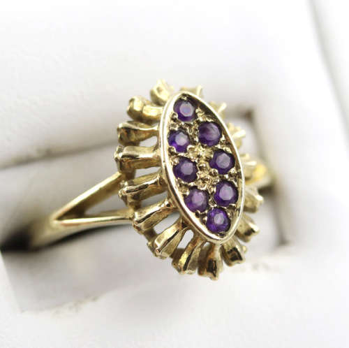 UNUSUAL AMETHYST 9CT YELLOW GOLD RING WITH DECORATIVE OPENWORK FRAME. 375. ASSAY MARK.