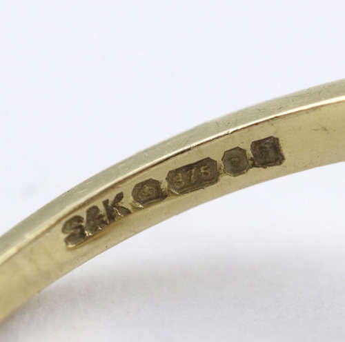 UNUSUAL AMETHYST 9CT YELLOW GOLD RING WITH DECORATIVE OPENWORK FRAME. 375. ASSAY MARK.