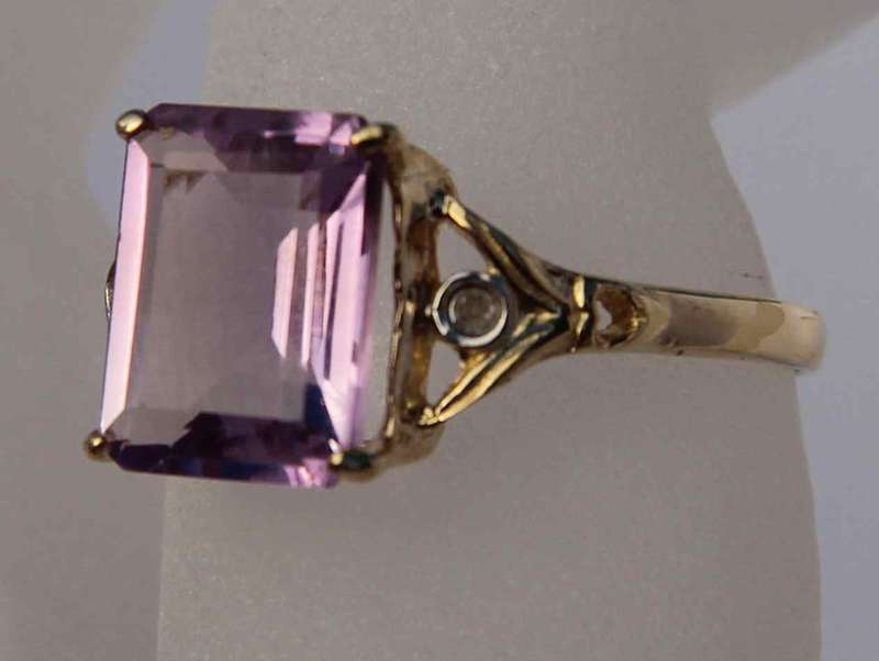 DIAMOND AND 9CT YELLOW GOLD WITH NATURAL AMETHYST RING!! Size O