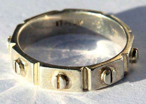 VINTAGE ITALIAN SILVER RING WITH INTERESTING RELIEF DESIGN. Size 7