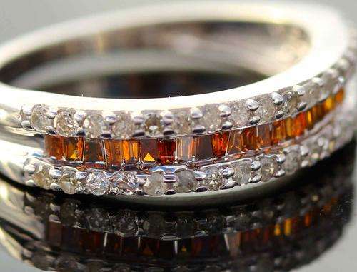 BEAUTIFUL 0,50 carat WHITE DIAMOND & RED DIAMOND RING IN 9ct WHITE GOLD FROM ENGLAND