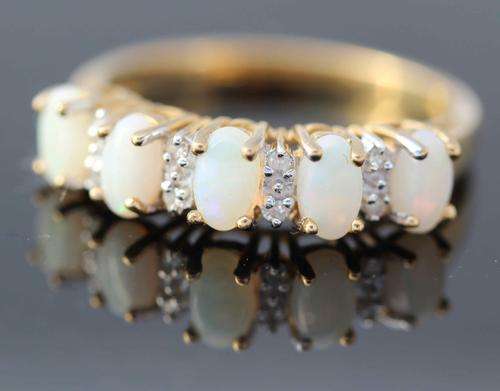 BEAUTIFUL 1,25ct OPAL AND 8 DIAMONDS 9ct GOLD RING IN YELLOW GOLD. FROM BIRMINGHAM, ENGLAND!