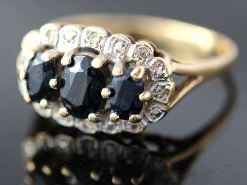 VINTAGE RING BLUE SAPPHIRE (0,54ct) "TRILOGY" WITH 16 NATURAL DIAMONDS