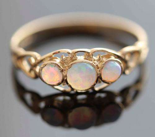 VINTAGE OPAL RING IN YELLOW GOLD (1975). BIRMINGHAM (UK) ASSAY OFFICE. VERY PRETTY AND DELICATE!