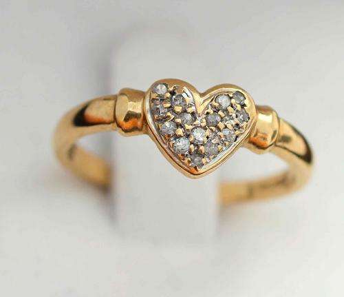 BEAUTIFUL LITTLE VINTAGE GOLD DIAMOND HEART SHAPE RING. 13 DIAMONDS, 10 POINTS. SHEFFIELD, ENGLAND