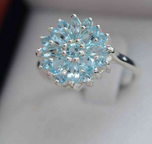 LARGE AND LUMINOUS BLUE TOPAZ RING. 0,52 carats. STERLING SILVER!!