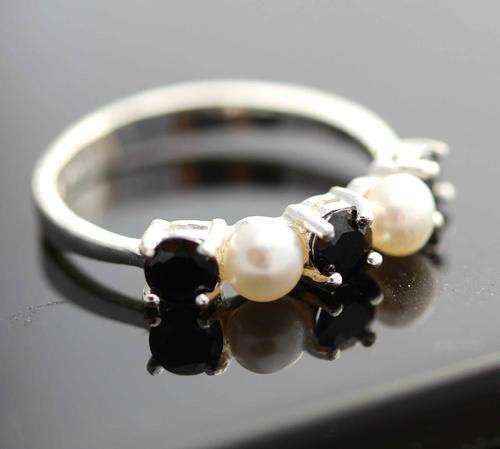STRIKING STERLING SILVER RING WITH REAL PEARLS AND 0,17 carats ONYX STONES