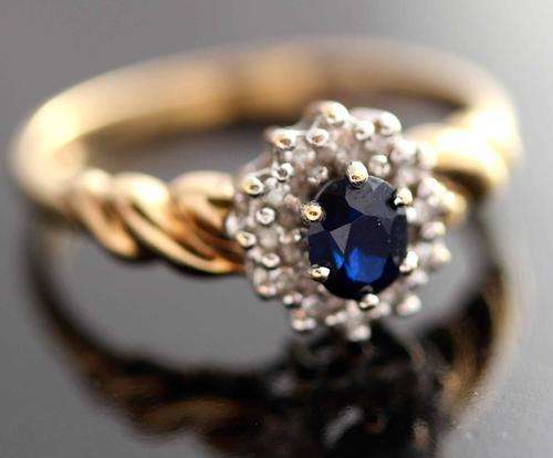 CLASSIC BLUE SAPPHIRE AND DIAMOND GOLD RING. JEWELLER CERTIFIED *R4'100* FULLY HALLMARKED