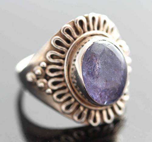 NATURAL TANZANITE WITH LARGE STERLING SILVER DECORATIVE FRAME. 4,5 grams!