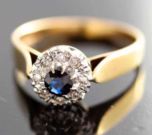 BEAUTIFUL VINTAGE SAPPHIRE AND DIAMOND RING. [JEWELLER CERTIFIED R5'236] HEAVY BAND 9CT YELLOW GOLD