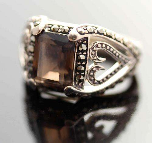 MARCASITE & EMERALD CUT SMOKY QUARTZ (1,59ct)STERLING SILVER RING. INTERESTING HEART DESIGN FEATURE!