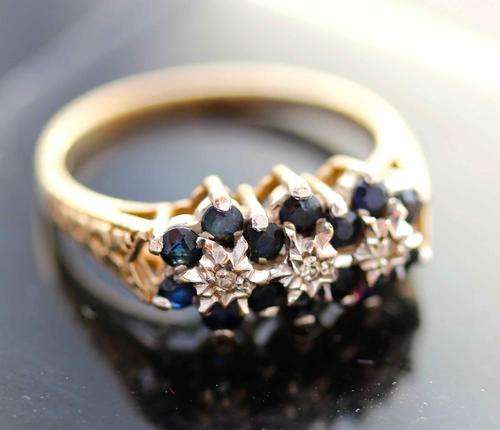 SAPPHIRE (0,32 carats) AND DIAMOND "TRILOGY" YELLOW GOLD RING. VINTAGE LONDON!