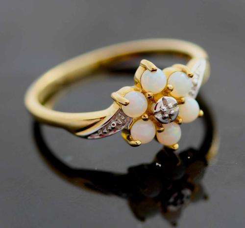VINTAGE DIAMOND AND OPAL YELLOW 9ct GOLD RING
