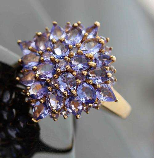 HUGE TANZANITE 1,46 carat CLUSTER. YELLOW GOLD RING. *{JEWELLER CERTIFIED R11'900*}! HEAVY 5,4g