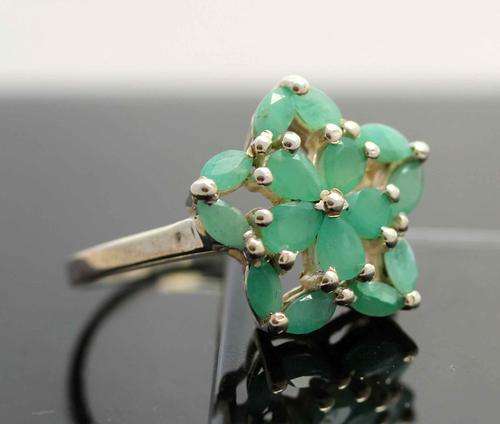 GENUINE EMERALD GEMSTONE FLOWER RING IN STERLING SILVER.