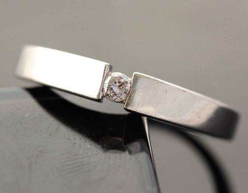 ELEGANT MODERN DIAMOND SOLITAIRE IN WHITE 9ct GOLD. MODERN DESIGN WEDDING RING. FULLY HALLMARKED