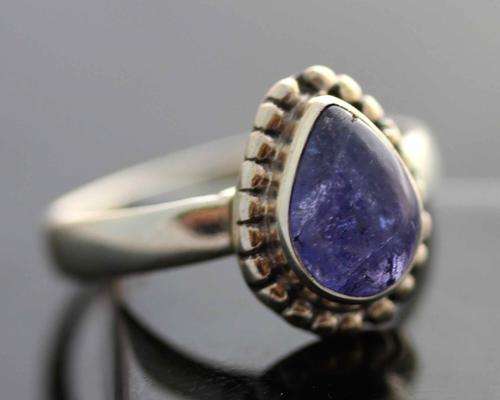 NATURAL TANZANITE STERLING SILVER RING.