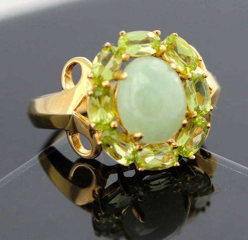 HEFTY 14ct GOLD RING FROM BIRMINGHAM, ENGLAND! REAL JADE (2,6 ct) AND PERIDOT (1,6 ct). 5,4 grams!!