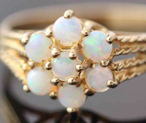 NATURUAL FIERY OPAL 0,70 carat CLUSTER RING. 9ct GOLD.
