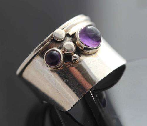 BROAD AMETHYST CABOCHON RING. UNUSUAL MODERN DESIGN! HANDCRAFTED FROM ENGLAND. HEAVY 4,8 grams!
