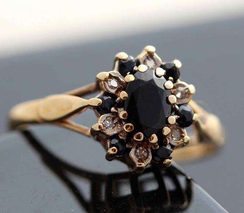 VINTAGE DARK BLUE 0,39carat SAPPHIRE AND 6 pt DIAMOND CLUSTER RING. 9ct GOLD.