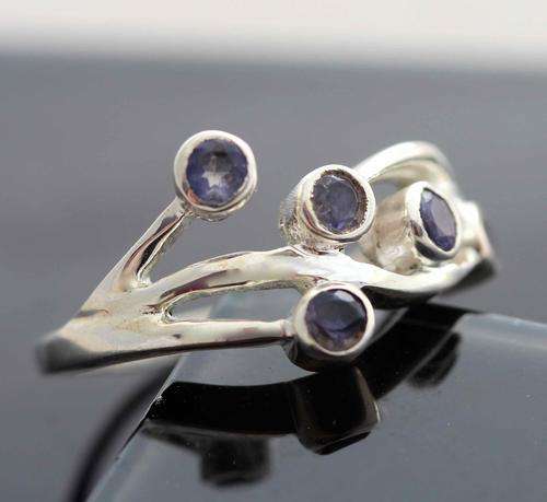 BEAUTIFUL TANZANITE STERLING SILVER RING. MODERN DESIGN.