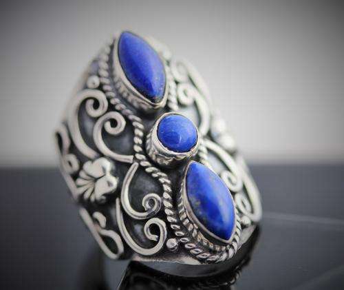 BROAD HAND-CRAFTED TRIPLE LAPIS LAZULI STERLING SILVER RING. 925